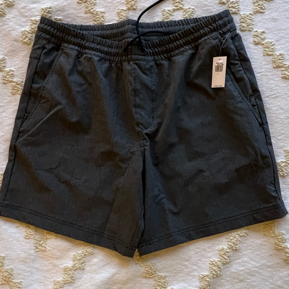 NWT Old Navy Mens gray running shorts. Mens Large 7” inseam. Stretchtech fabric